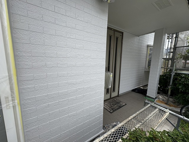 中塗り後の玄関外壁